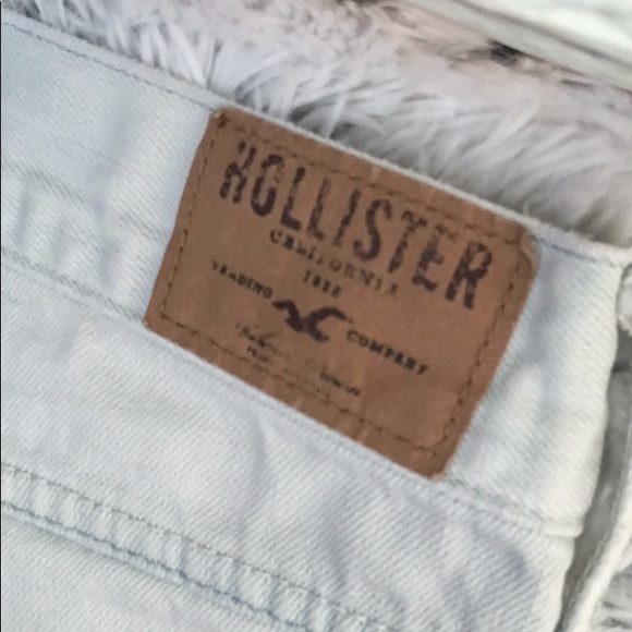 Light Wash Hollister 5-Pocket Distressed Denim Jean Shorts - Picture 6 of 8